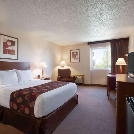 Hotel Ramada By Wyndham Bismarck Exterior foto