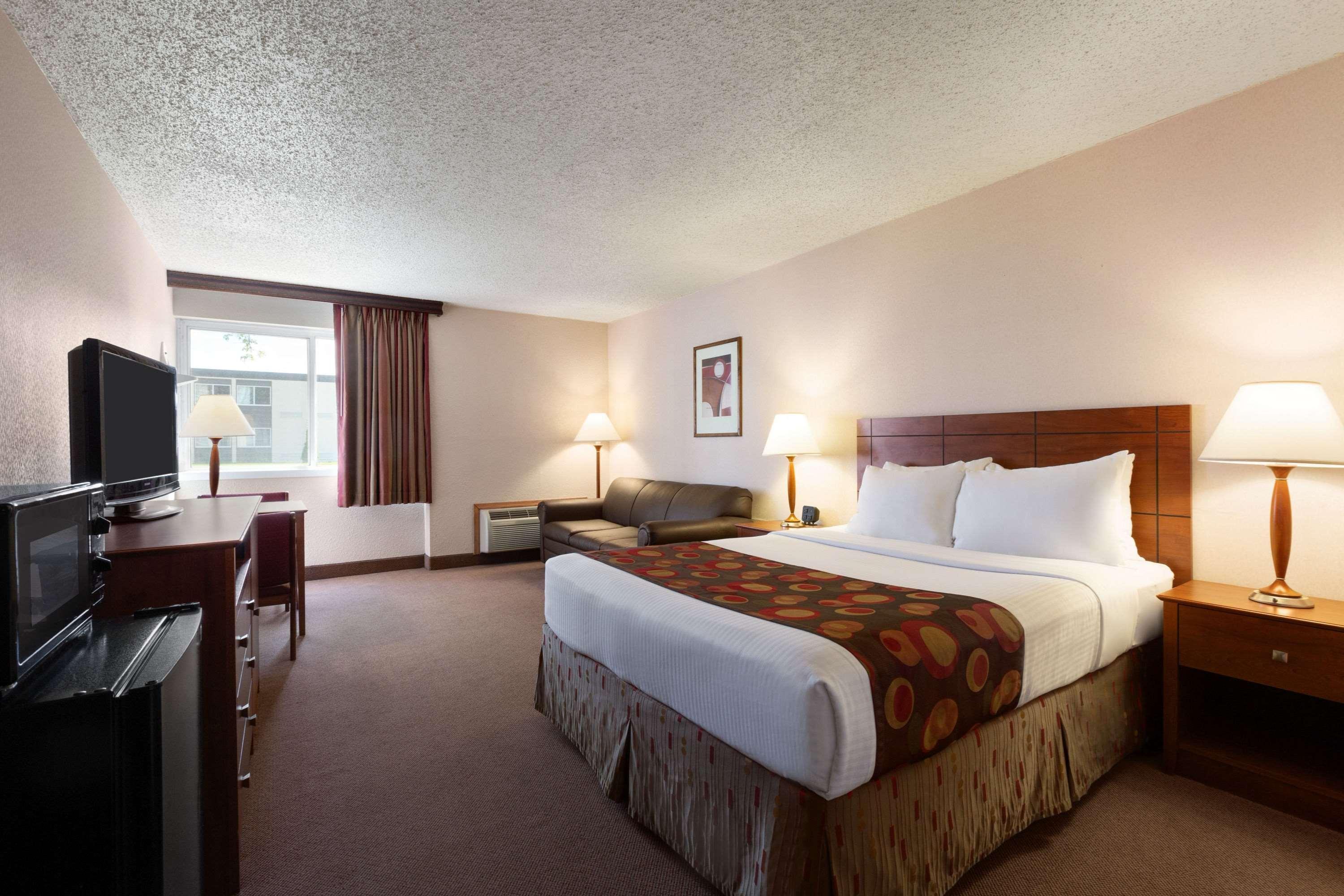 Hotel Ramada By Wyndham Bismarck Exterior foto