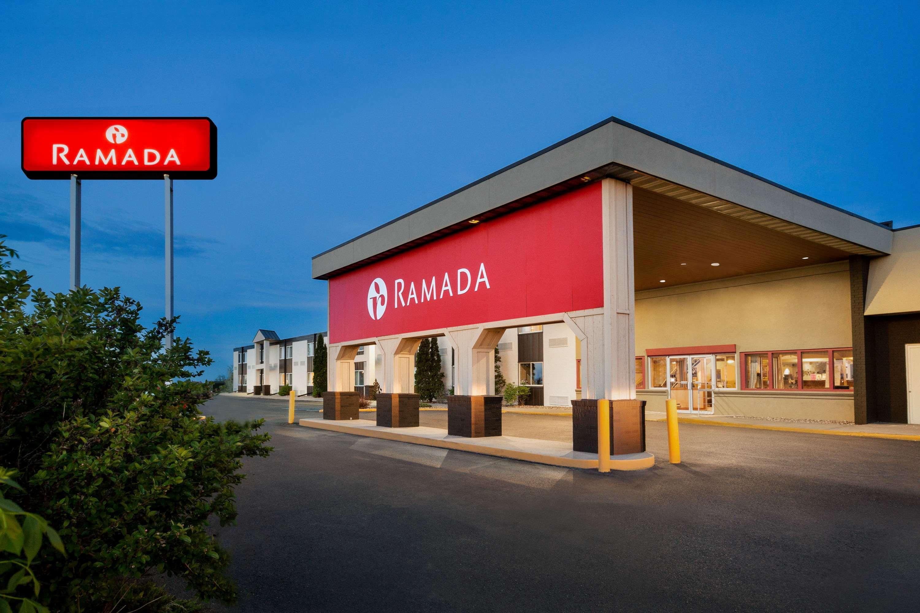 Hotel Ramada By Wyndham Bismarck Exterior foto