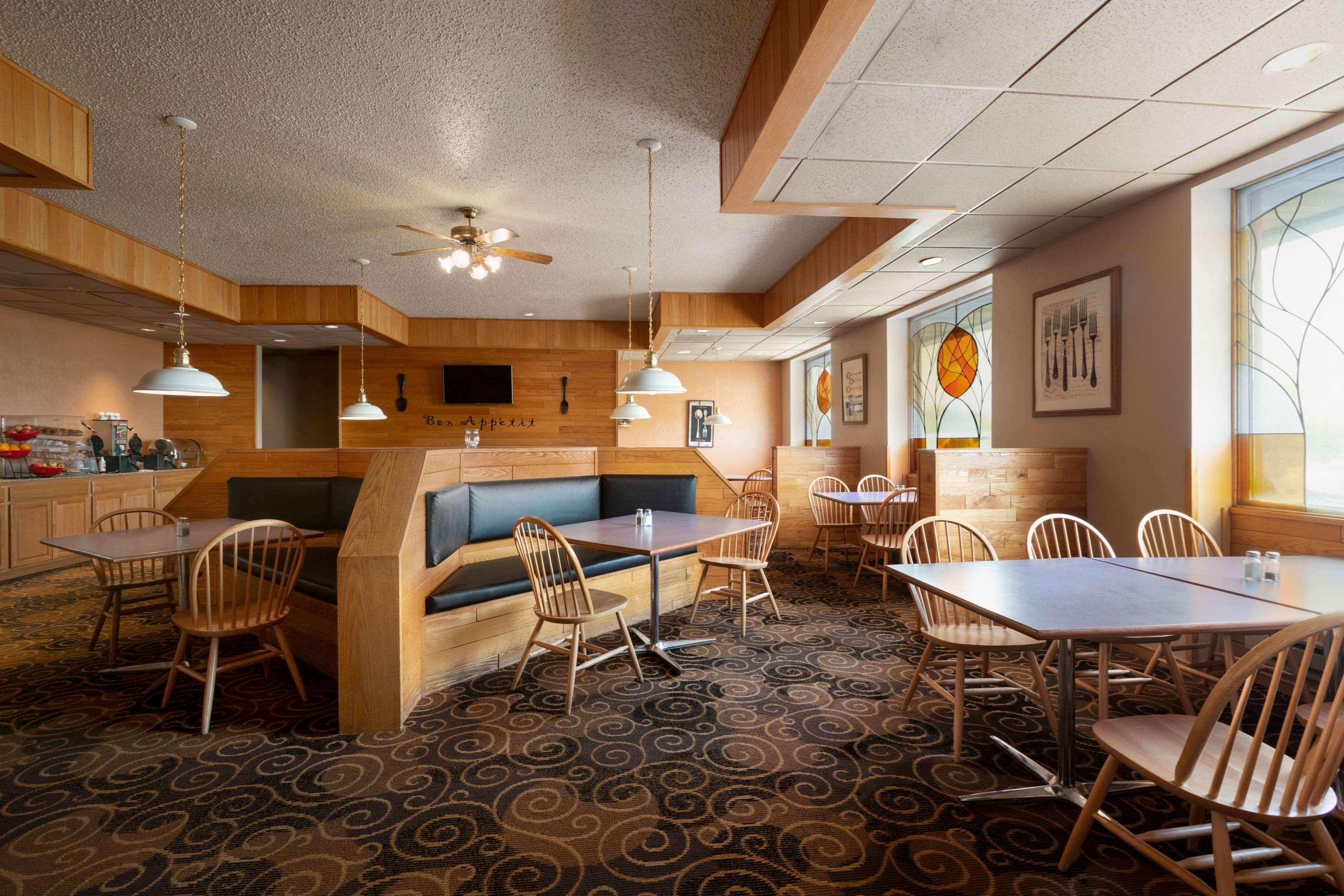 Hotel Ramada By Wyndham Bismarck Exterior foto