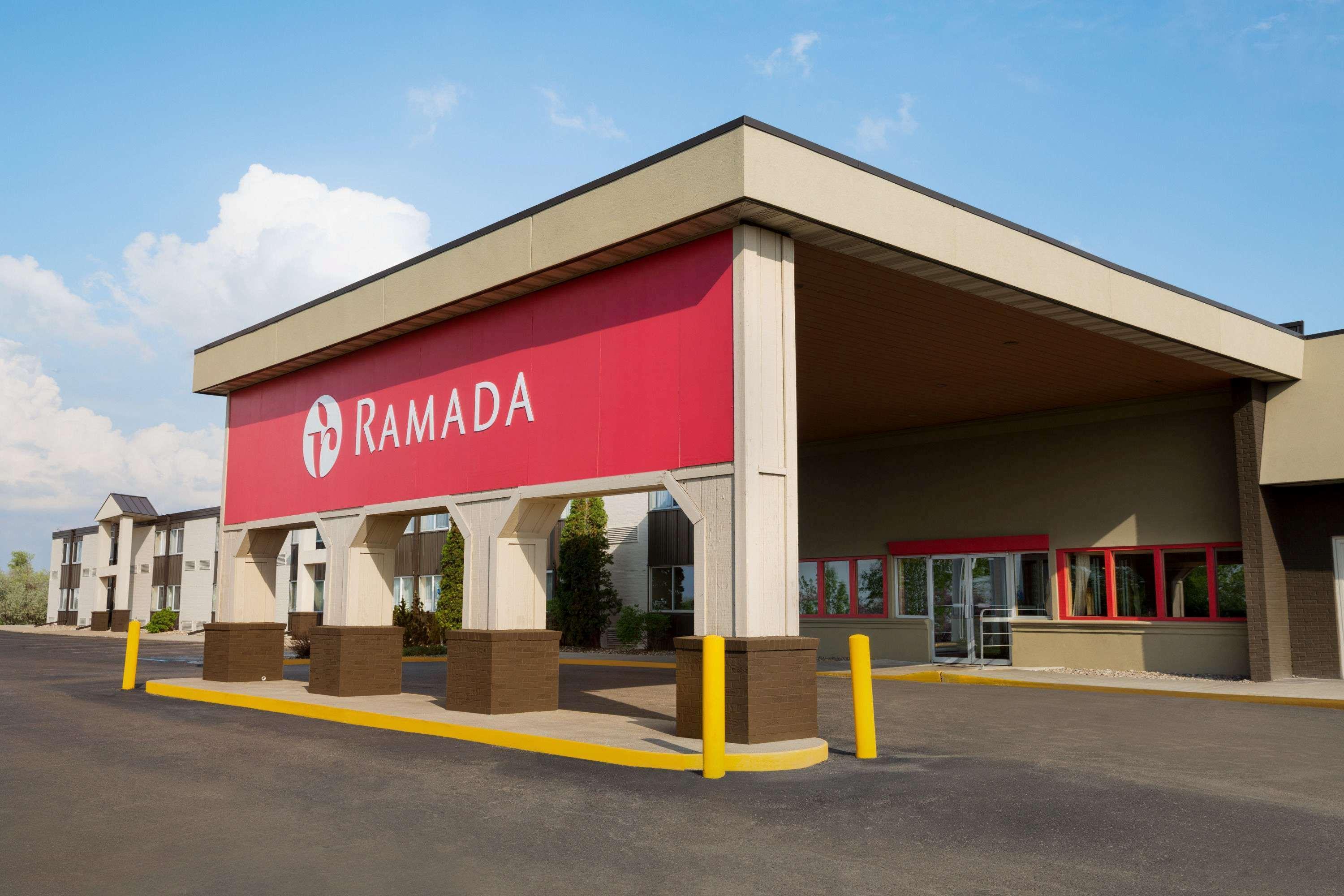 Hotel Ramada By Wyndham Bismarck Exterior foto