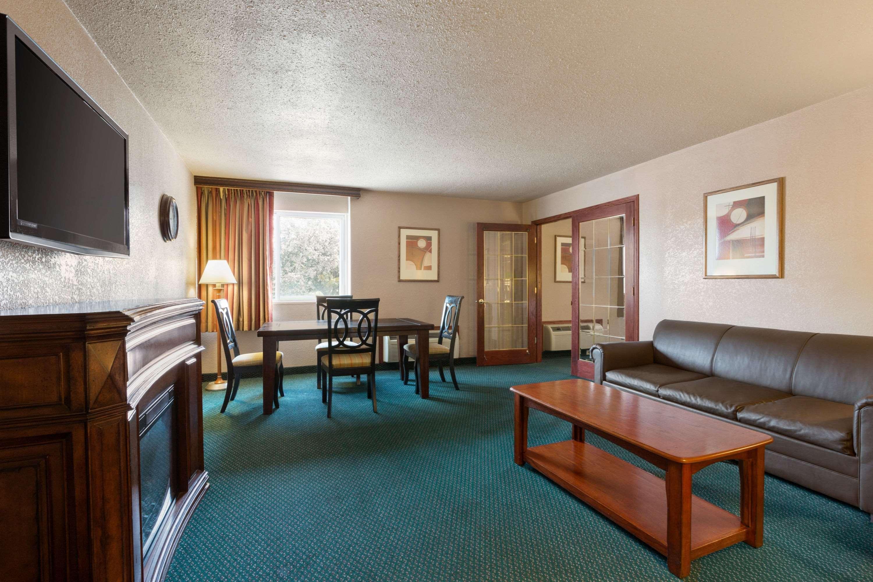 Hotel Ramada By Wyndham Bismarck Exterior foto