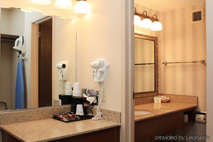 Hotel Ramada By Wyndham Bismarck Habitación foto
