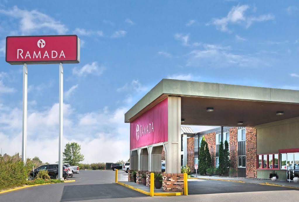 Hotel Ramada By Wyndham Bismarck Exterior foto